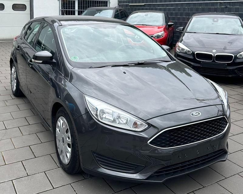 Grau Gebraucht 2015 Ford Focus Ambiente Limousine | 7.950 € (Guter Preis) - Bild 1/4