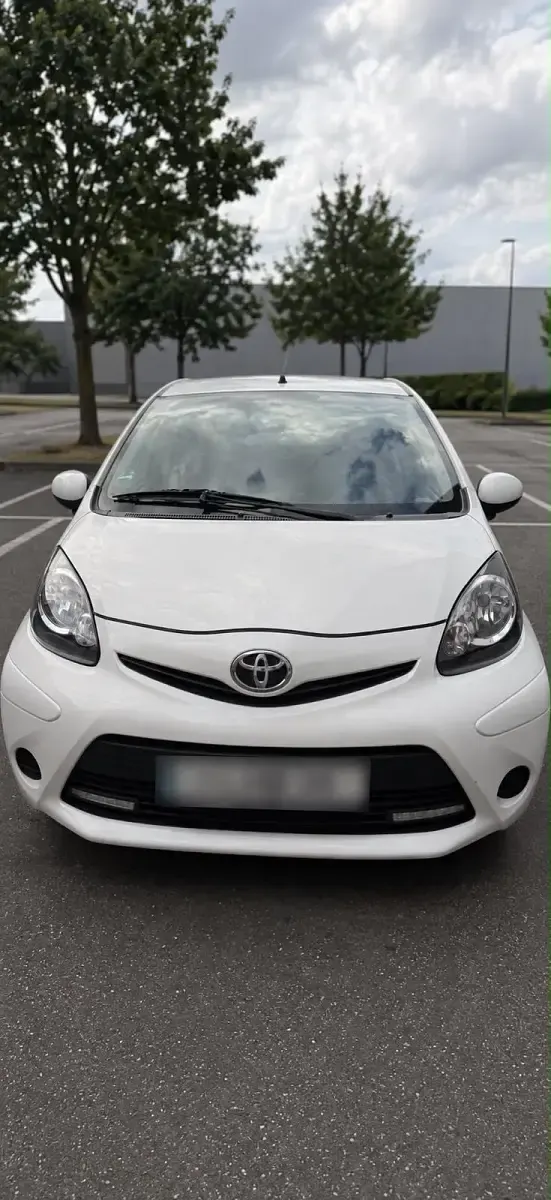 Gebraucht Toyota Aygo 68 PS (50 kW) 2012 Weiß Kleinwagen