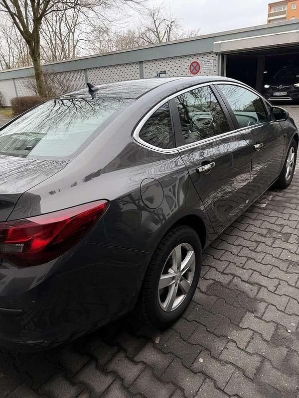 Gebraucht Opel Astra Innovation 131 PS (96 kW) 2013 Grau Limousine