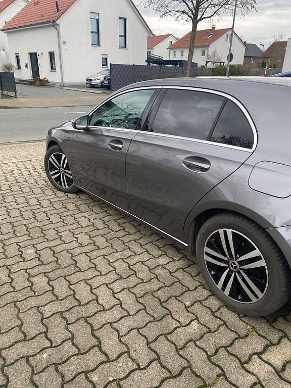 Grau Gebraucht 2018 Mercedes A200 Limousine | 18.600 € (Etwas zu teuer) - Bild 1/4