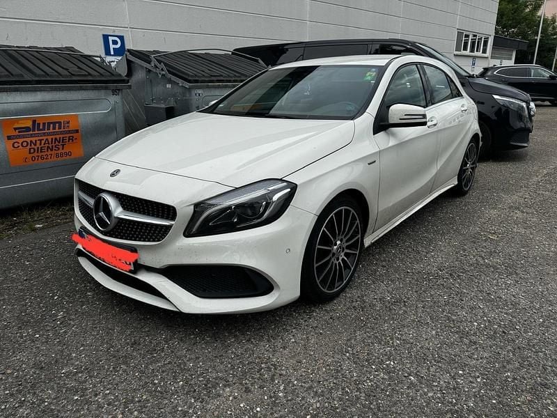 Weiß Gebraucht 2018 Mercedes A180 AMG line Limousine | 15.550 € (Fairer Preis) - Bild 1/4