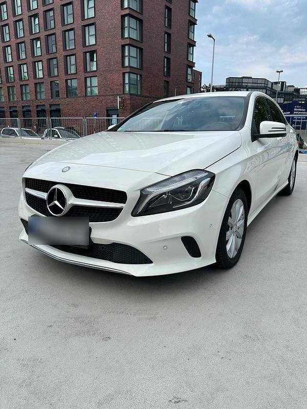 Weiß Gebraucht 2016 Mercedes A180 Kleinwagen | 15.800 € (Teuer) - Bild 1/4