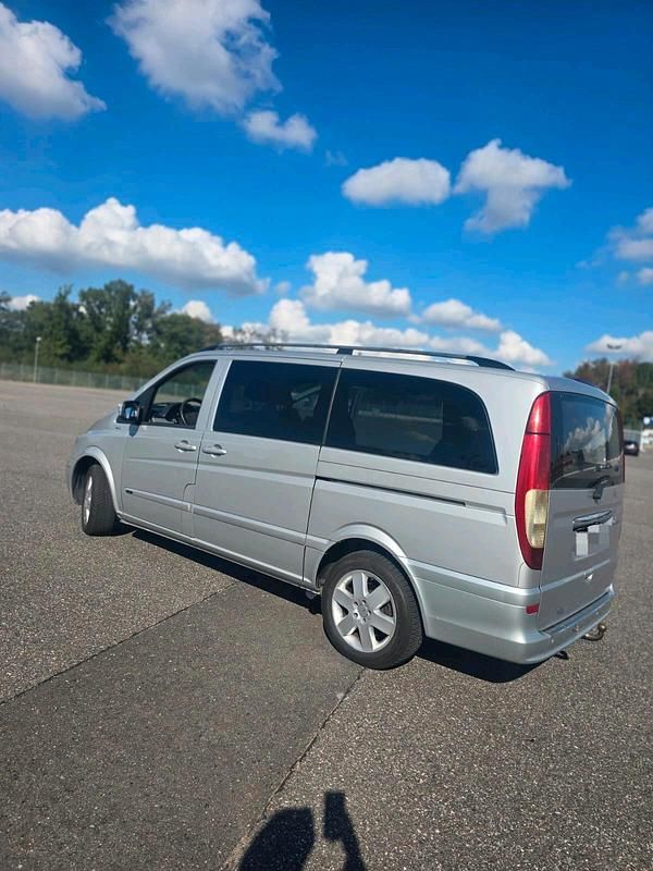 Silber Gebraucht 2011 Mercedes Viano Edition Van / Kleinbus | 16.499 € (Fairer Preis) - Bild 1/4