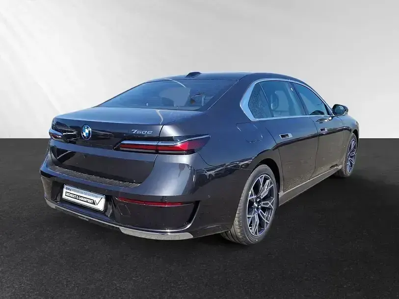 Gebraucht BMW 750e Executive 489 PS (359 kW) 2024 Sophistograu brillanteffekt Limousine