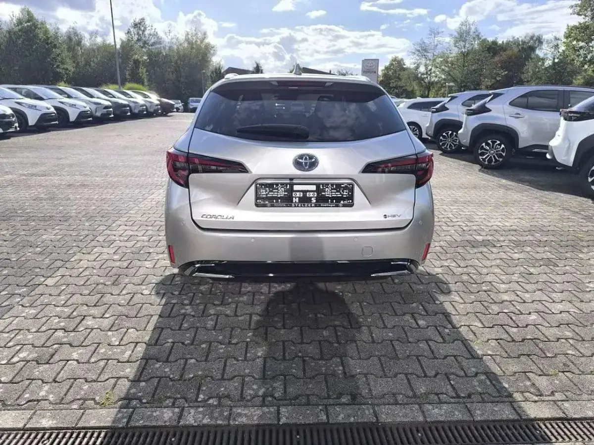 Neu Toyota Corolla 140 PS (102 kW) 2025 Cosmicsilber metallic Kombi