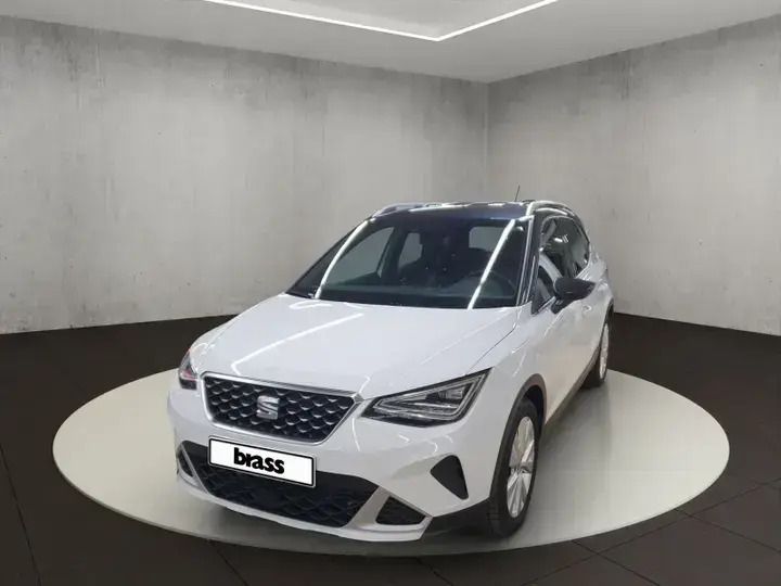 Nevada weiß metallic/magnetic grau metallic Gebraucht 2023 Seat Arona Xperience SUV | 18.950 € (Fairer Preis) - Bild 1/4