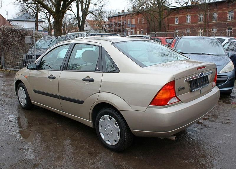 Gebraucht Ford Focus Ghia 101 PS (74 kW) 1999 Gold Limousine