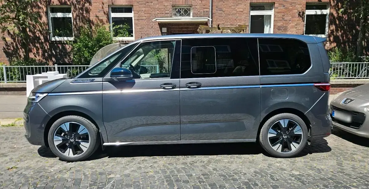 Gebraucht VW Multivan 245 PS (180 kW) 2025 Grau Van / Kleinbus