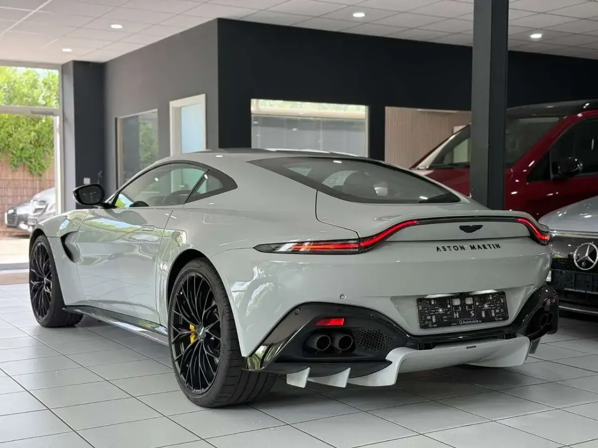 Gebraucht Aston Martin V8 510 PS (375 kW) 2023 Paint racing line apex grey Coupé