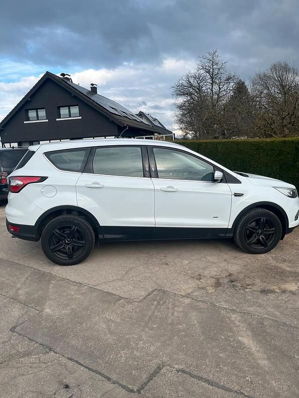 Gebraucht Ford Kuga Titanium 150 PS (110 kW) 2018 Weiß SUV