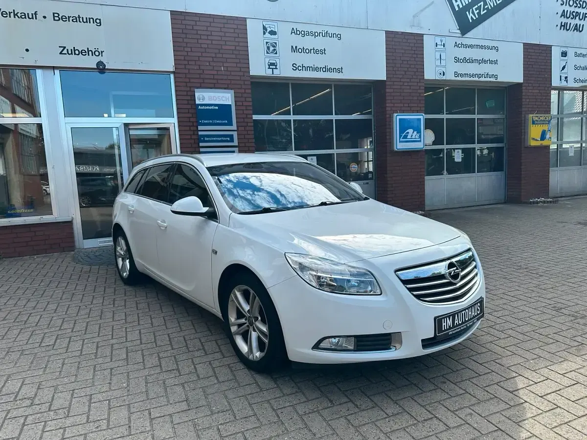 Gebraucht Opel Insignia Design Edition 160 PS (117 kW) 2011 Weiß Kombi