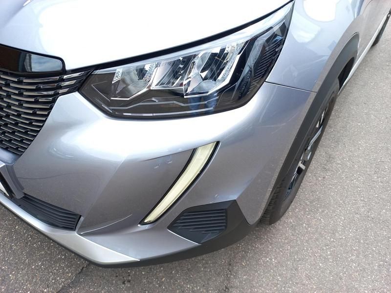 Gebraucht Peugeot 2008 Allure 131 PS (96 kW) 2023 Metfa artense silber SUV