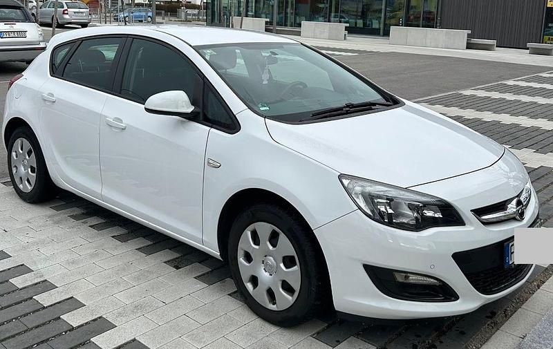 Gebraucht Opel Astra Edition 120 PS (88 kW) 2015 Weiß Limousine