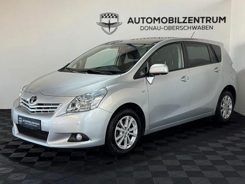 Gebraucht Toyota Verso 126 PS (92 kW) 2012 Silber Van / Kleinbus