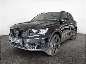 Neu Volvo XC40 Plus 163 PS (119 kW) 2026 Schwarz (onyx black / metallic) SUV