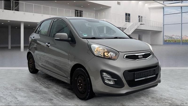 Silber Gebraucht 2013 Kia Picanto FIFA World Cup Edition Kleinwagen | 6.999 € - Bild 1/3