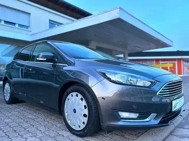 Używany Ford Focus Titanium 105 KM (77 kW) 2017 Szary Sedan/Limuzyna