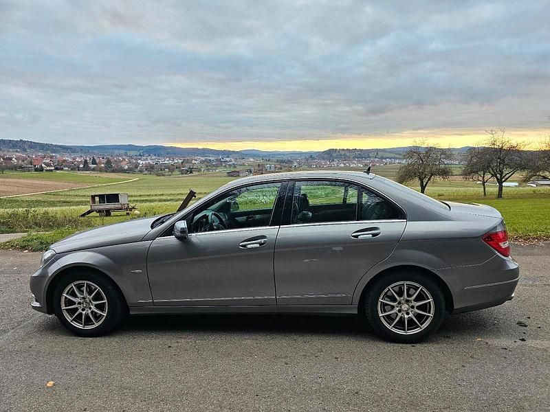 Grau Gebraucht 2012 Mercedes C220 Limousine | 8.500 € (Fairer Preis) - Bild 1/4