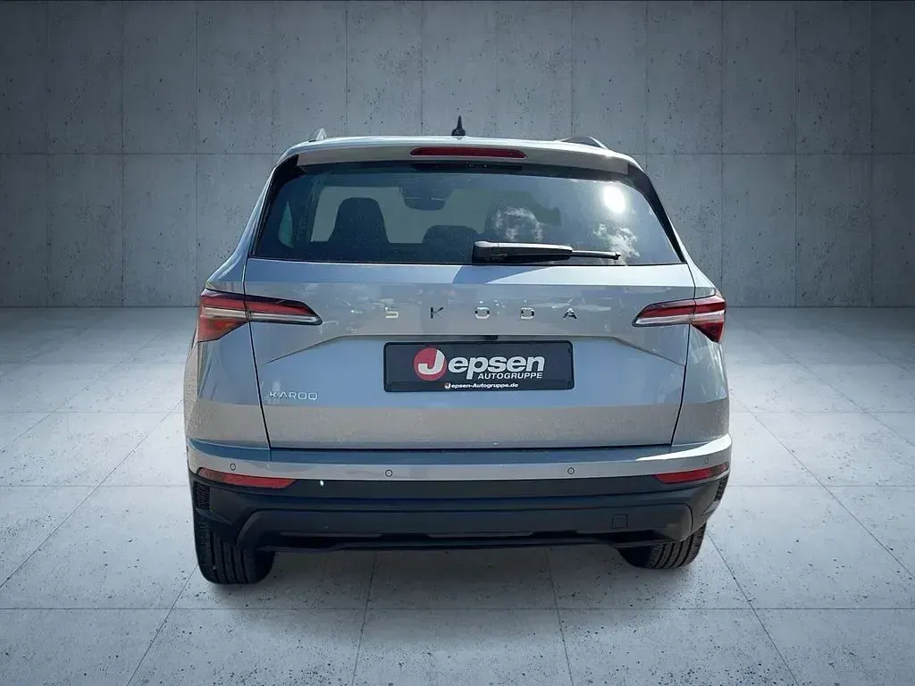 Neu Skoda Karoq Selection 150 PS (110 kW) 2026 Smokey diamondsilber metallic SUV