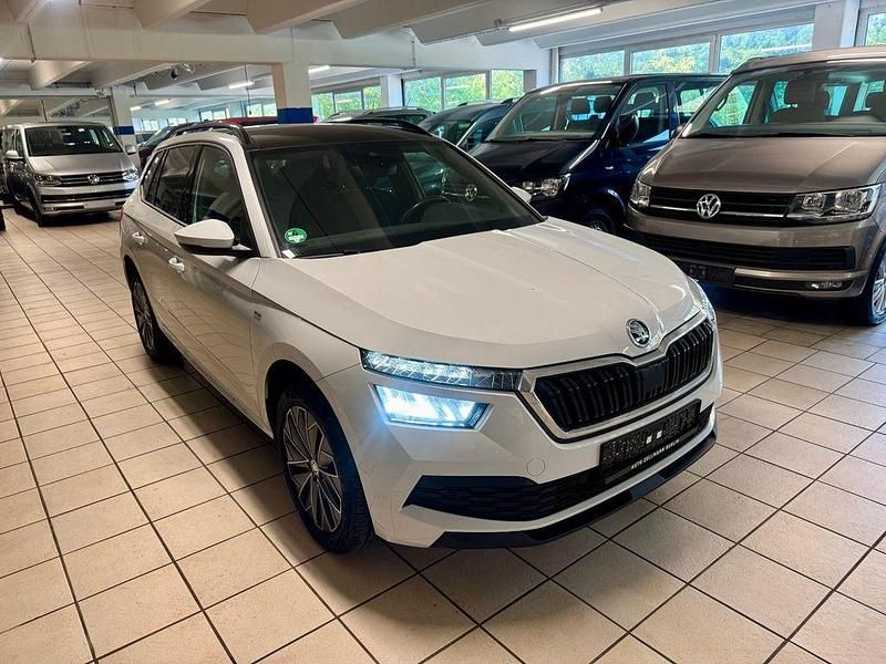 Bila moon/moon white Gebraucht 2022 Skoda Kamiq Tour SUV | 21.799 € (Fairer Preis) - Bild 1/4