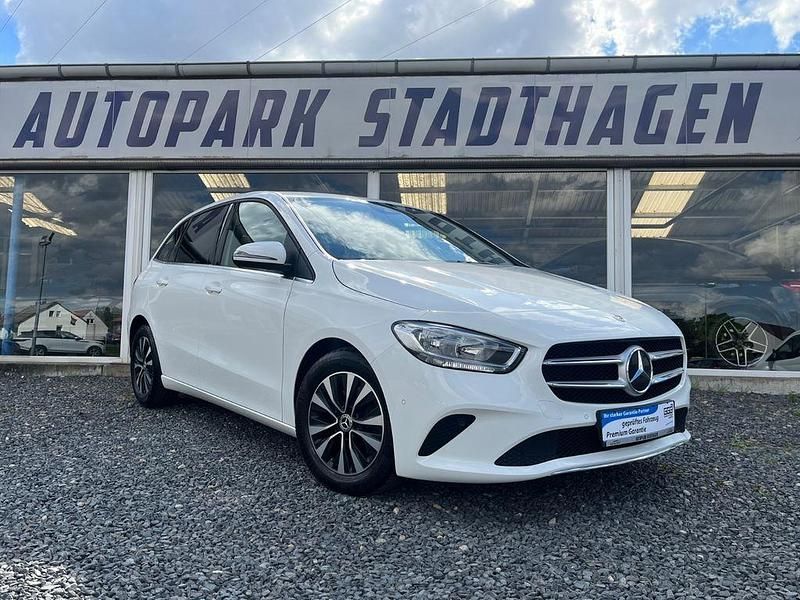 Weiß Gebraucht 2021 Mercedes B180 Style Van / Kleinbus | 18.990 € (Fairer Preis) - Bild 1/4