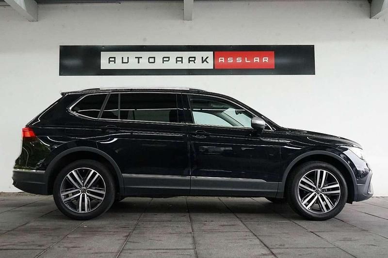 Schwarz Gebraucht 2022 VW Tiguan Allspace Life SUV | 23.880 € (Guter Preis) - Bild 1/4
