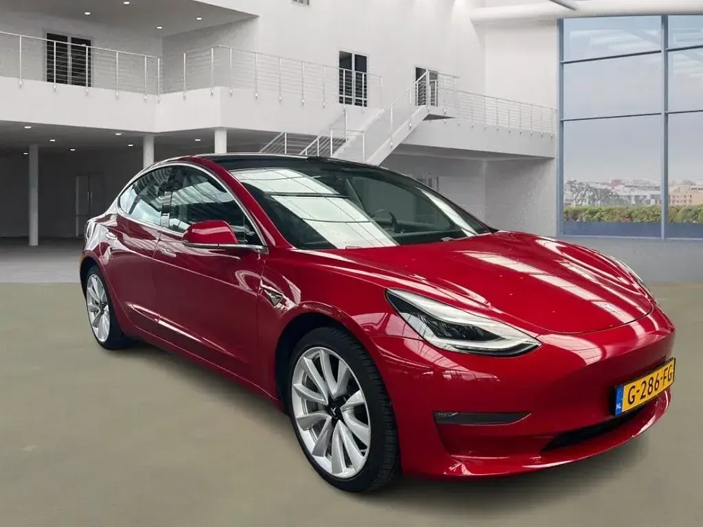 Second-hand Tesla Model 3 Long Range AWD 258 kW (351 CP) 2019 Roșu Berlinǎ