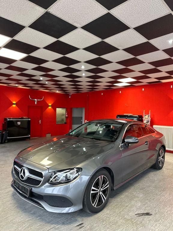Grau Gebraucht 2019 Mercedes E220 Coupé | 21.990 € (Superpreis) - Bild 1/4