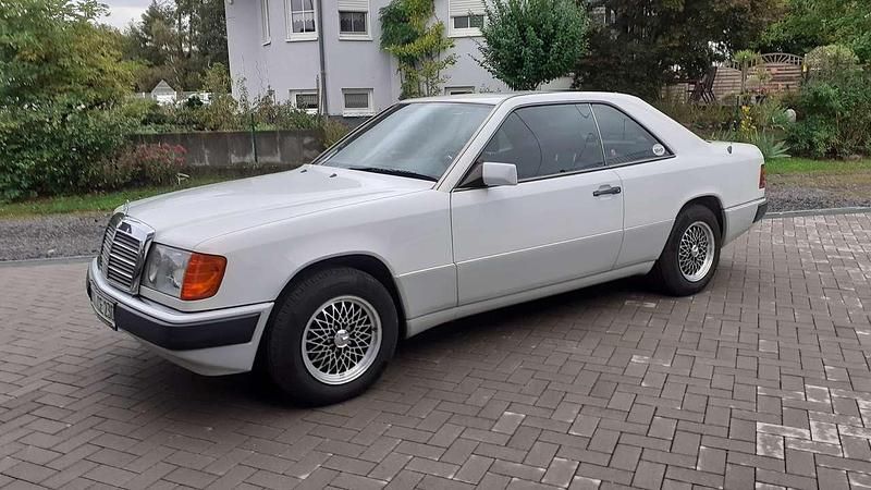 Weiß Gebraucht 1990 Mercedes E230 Coupé | 14.990 € - Bild 1/4