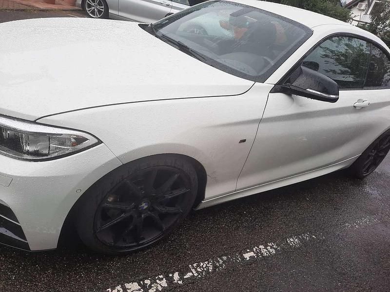Weiß Gebraucht 2015 BMW 220 Coupé | 20.500 € (Teuer) - Bild 1/4