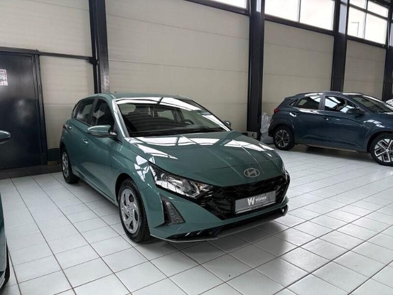 Gebraucht Hyundai i20 Select 101 PS (74 kW) 2025 Gruen Kleinwagen