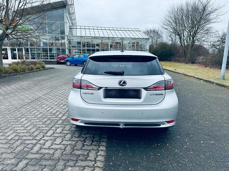 Gebraucht Lexus CT200h 136 PS (100 kW) 2011 Silber Kleinwagen