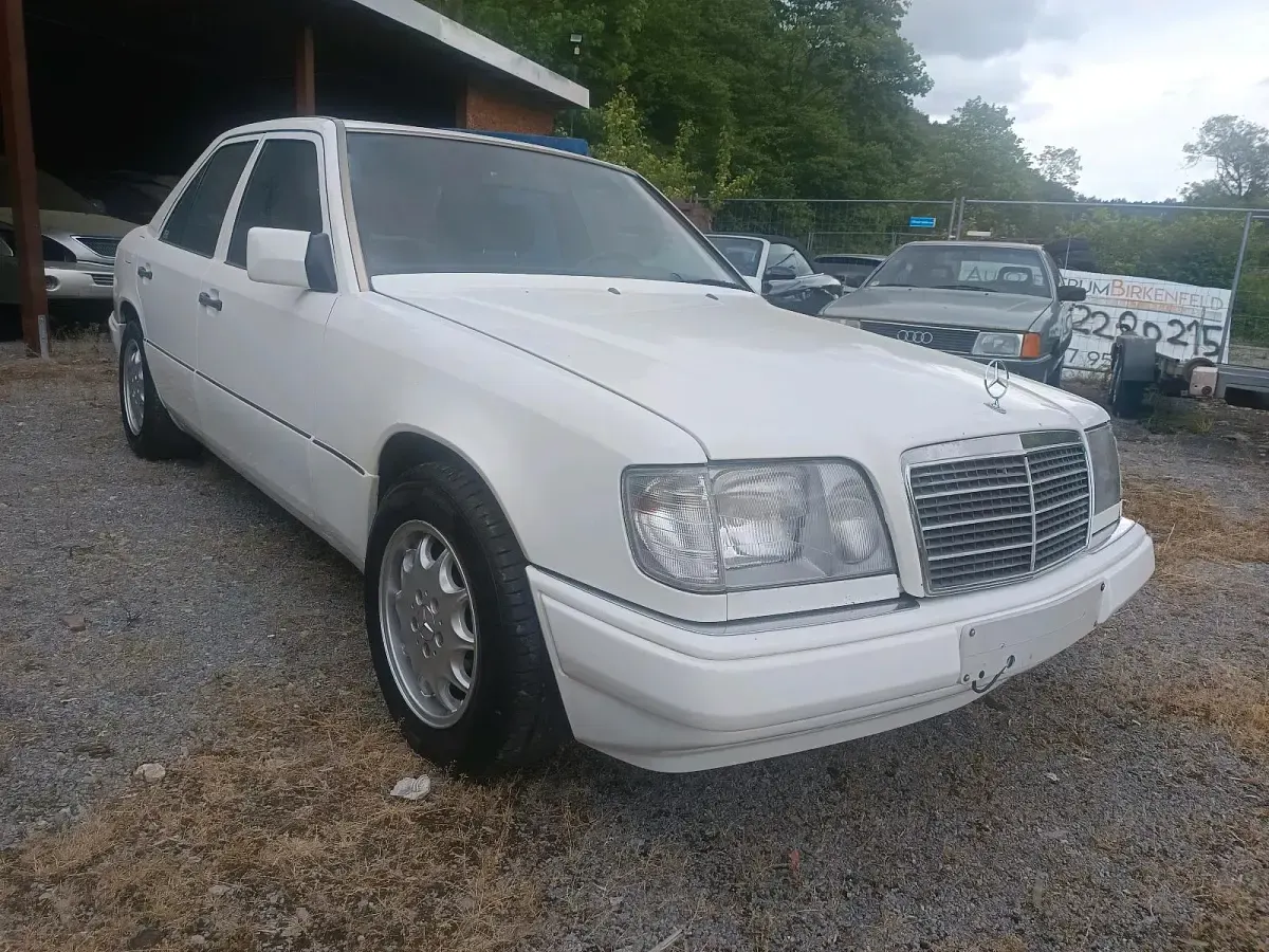 Gebraucht Mercedes E220 150 PS (110 kW) 1993 Weiß Limousine