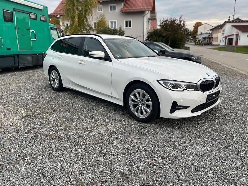Weiß Gebraucht 2022 BMW 320 Sport Line Limousine | 24.900 € (Superpreis) - Bild 1/4