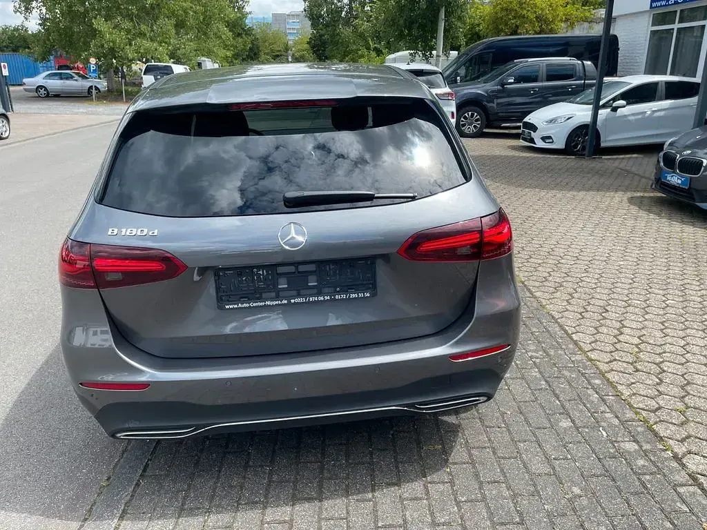 Gebraucht Mercedes B180 116 PS (85 kW) 2025 Grau Kleinwagen