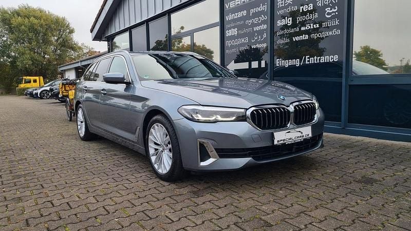 Grau Gebraucht 2020 BMW 520 Luxury Line Limousine | 28.490 € (Guter Preis) - Bild 1/4