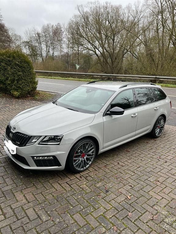 Grau Gebraucht 2019 Skoda Octavia RS Kombi | 20.990 € (Fairer Preis) - Bild 1/4