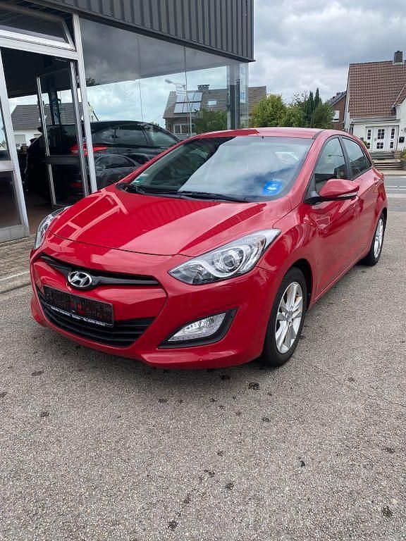 Rot Gebraucht 2015 Hyundai i30 Edition Limousine | 8.800 € (Fairer Preis) - Bild 1/4