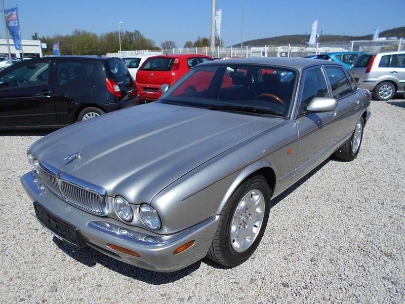 Silber (metallic) Gebraucht 1999 Jaguar XJ Sovereign Limousine | 16.000 € - Bild 1/4