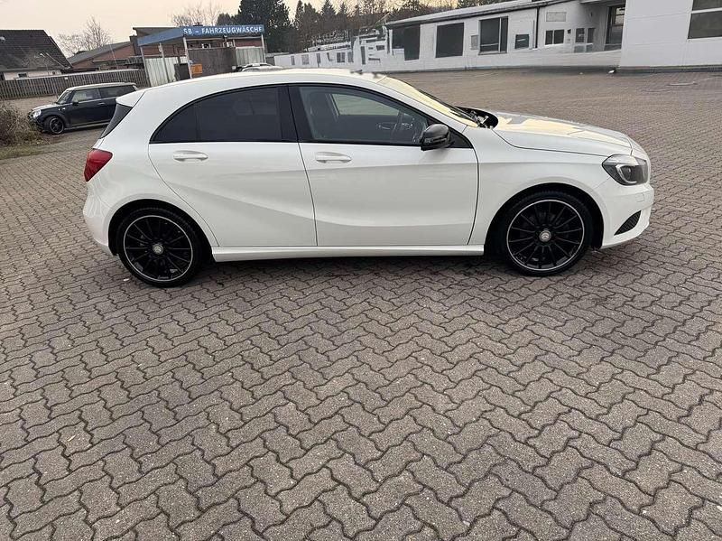 Gebraucht Mercedes A180 122 PS (89 kW) 2012 Weiß Kleinwagen