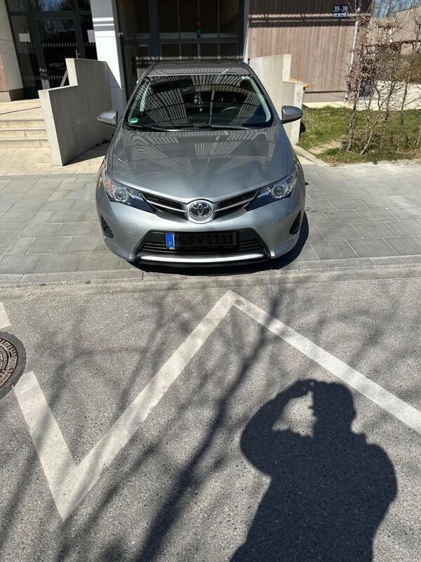 Silber Gebraucht 2013 Toyota Auris Limousine | 10.200 € (Fairer Preis) - Bild 1/4
