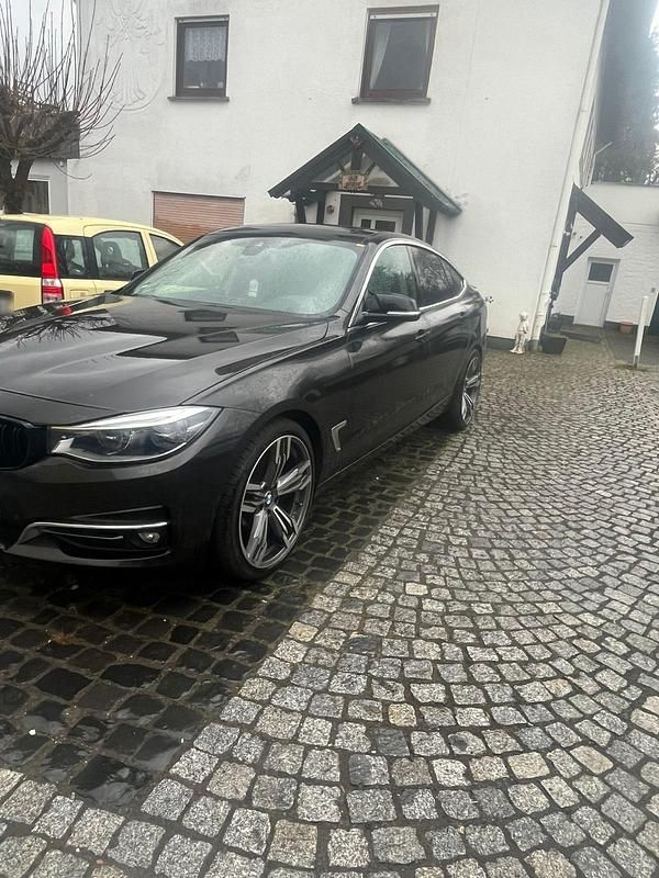 Gebraucht BMW 330 258 PS (189 kW) 2018 Braun Limousine