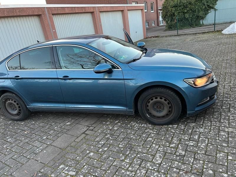 Gebraucht VW Passat Comfortline 150 PS (110 kW) 2016 Blau Limousine