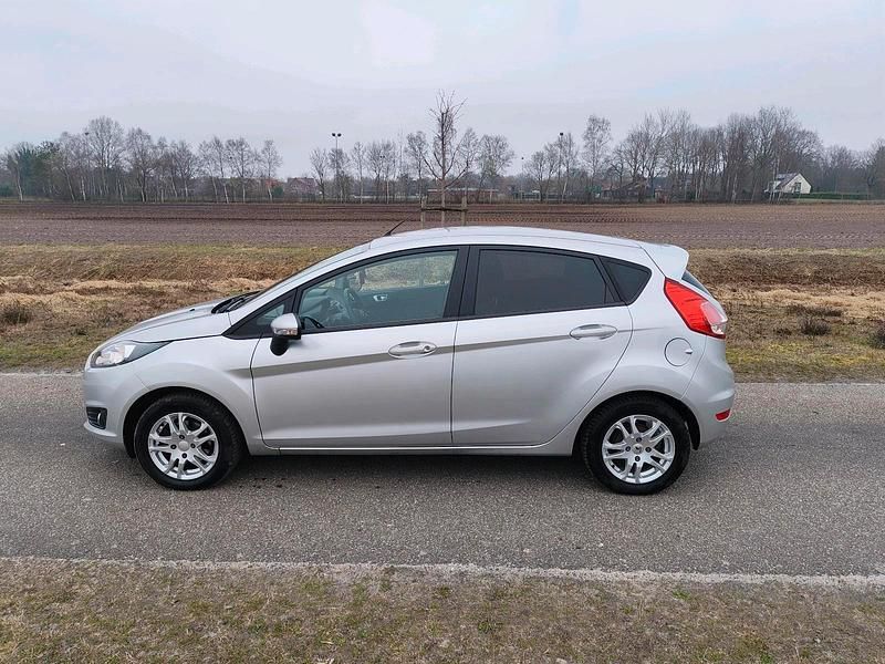 Gebraucht Ford Fiesta 80 PS (58 kW) 2014 Silber Kleinwagen