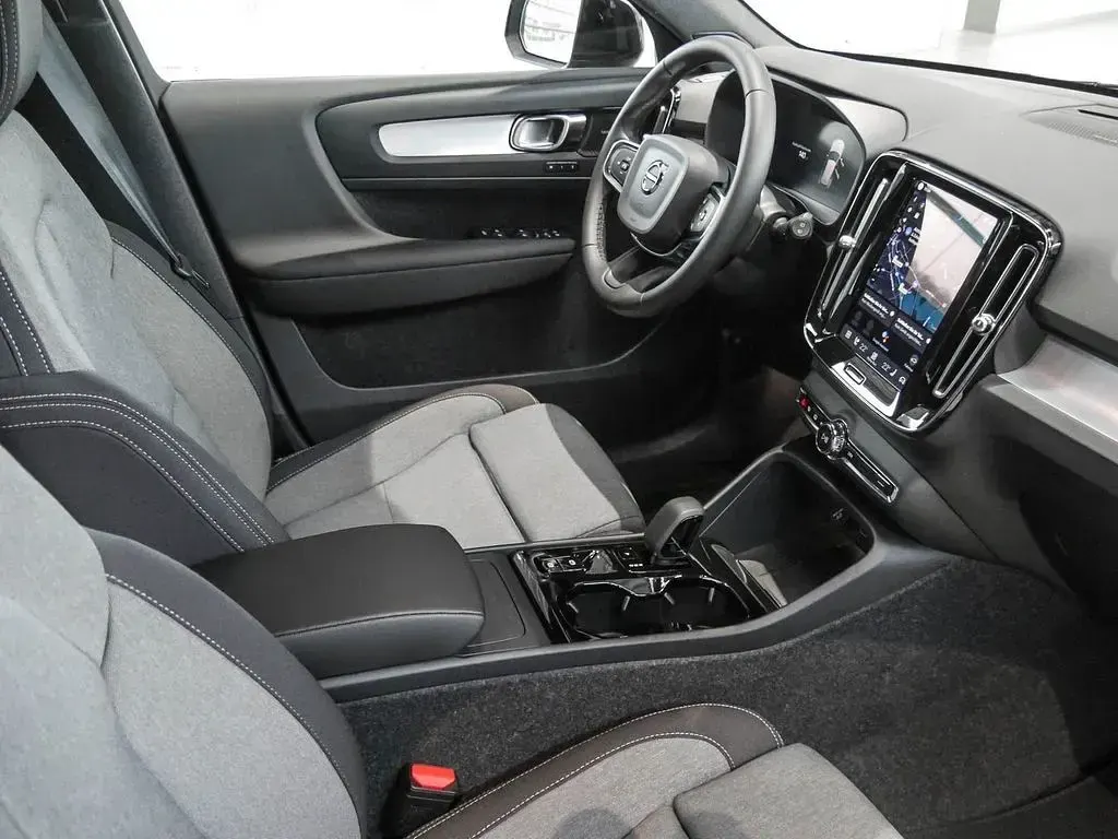 Gebraucht Volvo XC40 Plus 163 PS (119 kW) 2025 Onyx black / metallic SUV