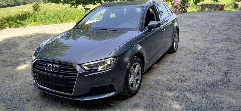 Grau Gebraucht 2018 Audi A3 Sportback Limousine | 13.800 € (Guter Preis) - Bild 1/4