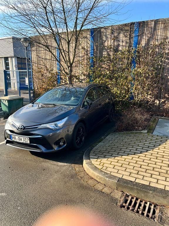Grau Gebraucht 2016 Toyota Avensis Comfort Kombi | 14.300 € (Fairer Preis) - Bild 1/4