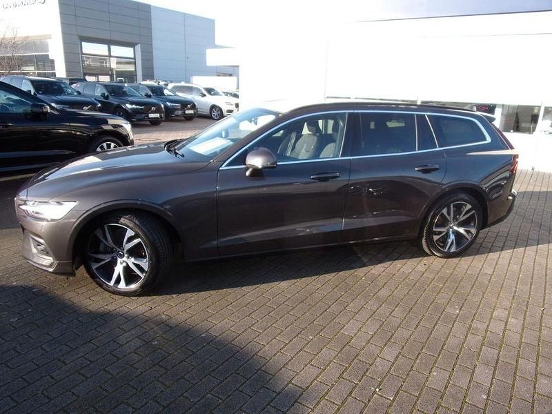 Gebraucht Volvo V60 Core 163 PS (119 kW) 2024 Grau Kombi