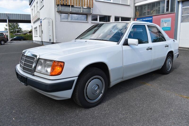 Weiß Gebraucht 1989 Mercedes E230 Limousine | 2.950 € - Bild 1/4