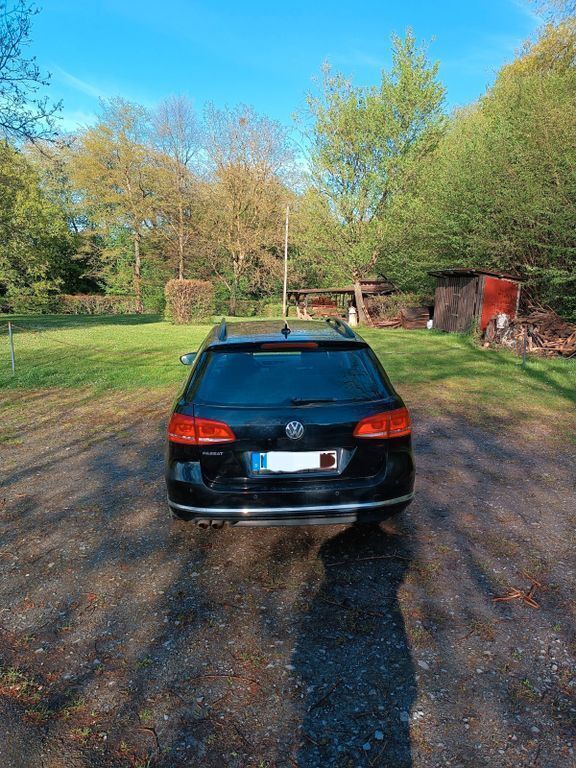 Schwarz Gebraucht 2012 VW Passat Comfortline Limousine | 5.000 € (Superpreis) - Bild 1/4
